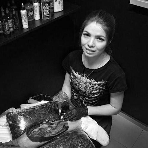 Tattoo artist using FYT tattoo supplies and cartridges in New York studio with tattoo equipment